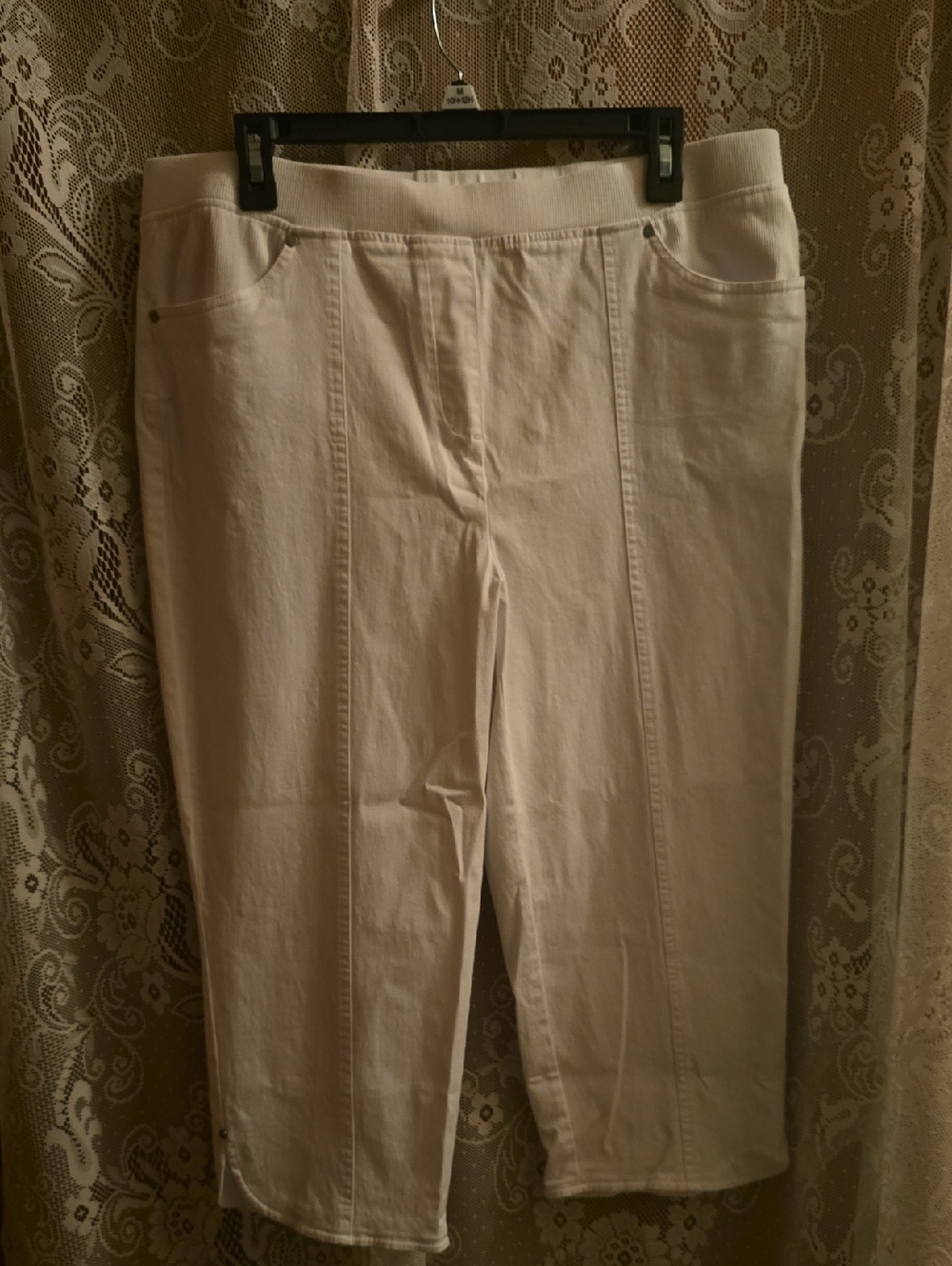 New‎ Alfred Dunner Women's Size 14 White Pull On Capri Pants
